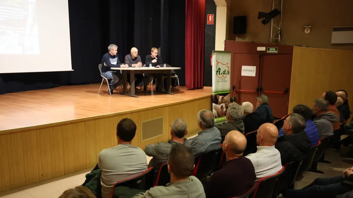 Ramaders es van reunir ahir a Alcarràs per analitzar la situació actual. - AMADO FORROLLA