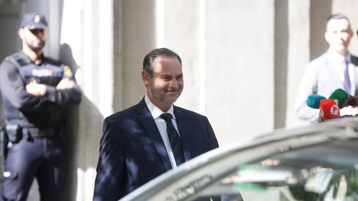 L’exministre José Luis Ábalos a la sortida de l’edifici del Tribunal Suprem, en una imatge d’arxiu.