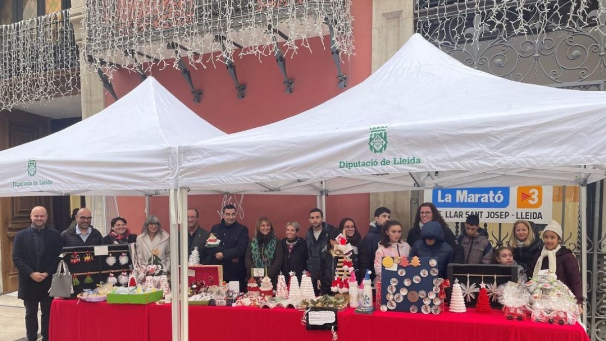 Representants de la Diputació van visitar ahir la parada, ubicada al carrer del Carme. - DIPUTACIÓ DE LLEIDA