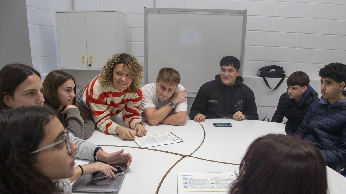 Participan dos equipos en grupos de ocho integrantes cada uno. - LAIA PEDRÓS