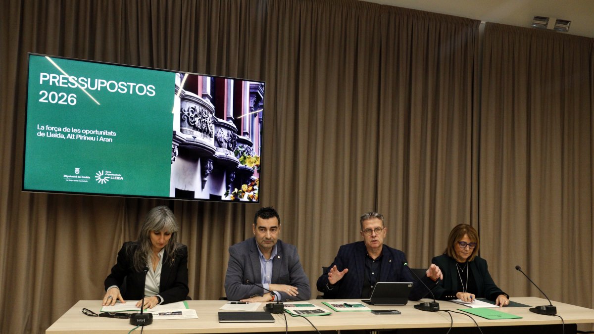El presidente de la Diputación de Lleida, Joan Talarn, con los vicepresidentes Sandra Castro, Agustí Jiménez y Rosa Pujol durante la presentación de los presupuestos del 2026.