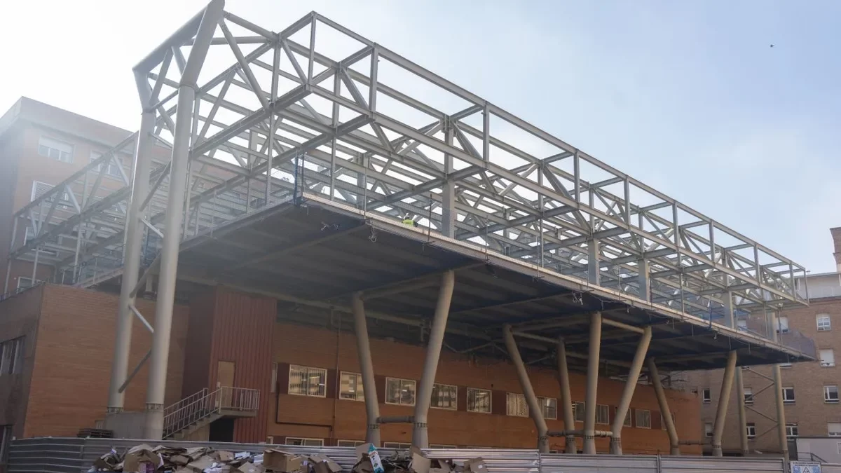 Avança l’estructura metàl·lica per ampliar els quiròfans de l’Arnau - PAU PASCUAL PRAT