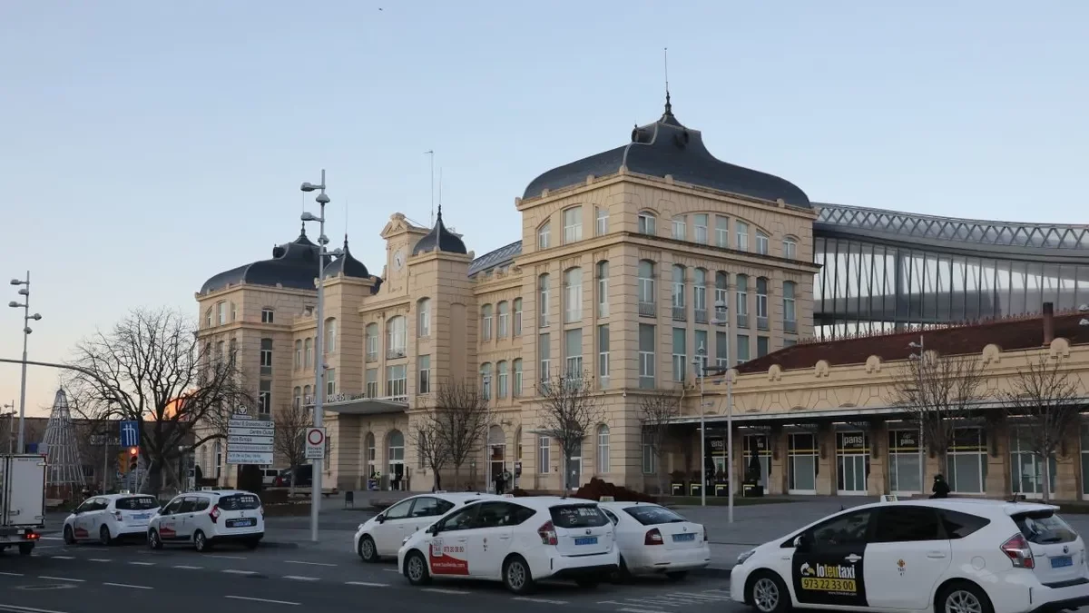 Imatge d’arxiu de la parada de taxis ubicada davant l’estació de trens. - SEGRE