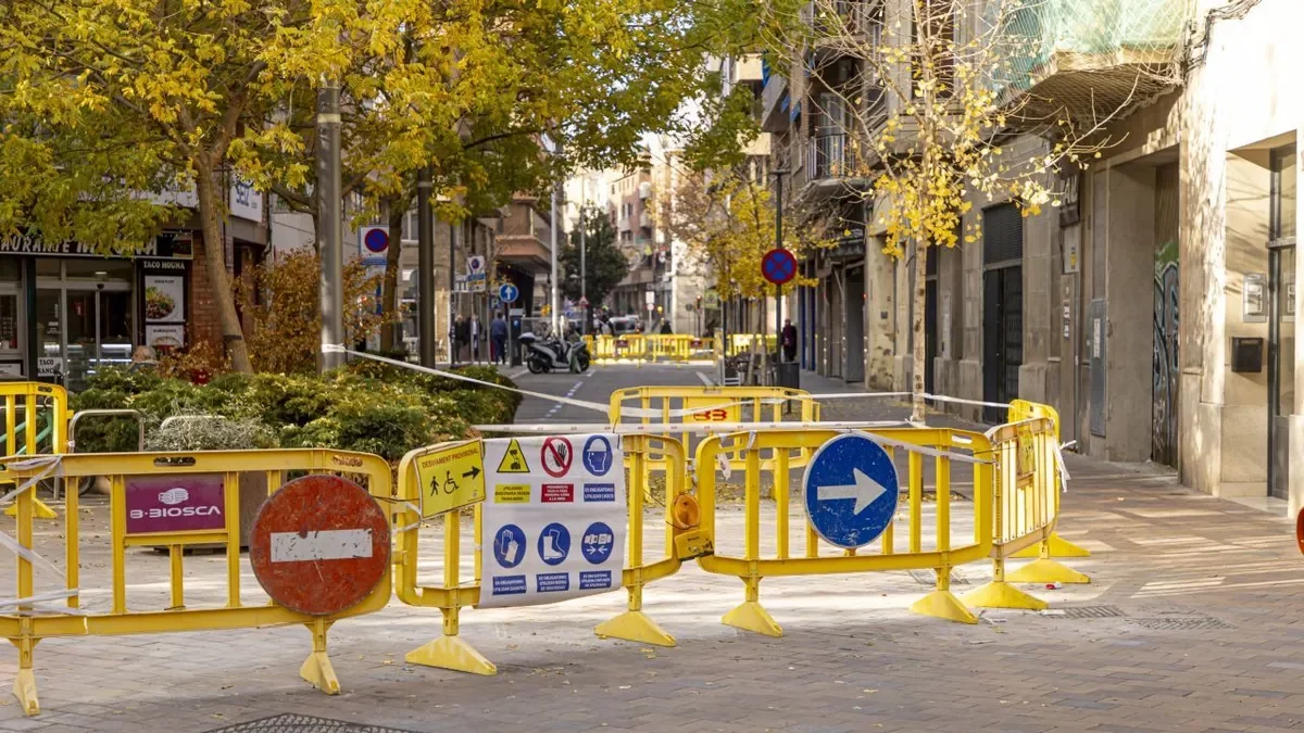 Vista d’algunes de les tanques que tallen el pas als vehicles. - JORDI ECHEVARRIA