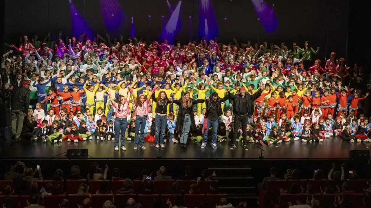 Fotografía de grupo de los alumnos participantes en el espectáculo del jueves, con un millar de asistentes. - INSTITUCIÓ LLEIDA