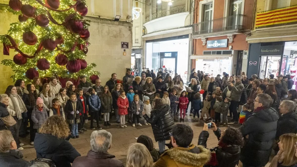 Concert nadalenc de la Coral Shalom a la plaça Paeria - PAU PASCUAL PRAT