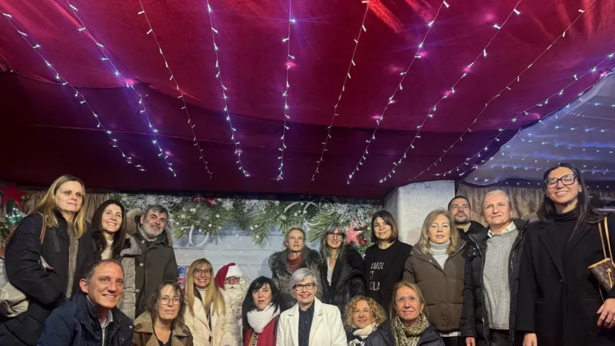 Representants de l’associació i polítics, a la casa del Pare Noel de Democràcia i Remolins. - ASSOCIACIÓ DE COMERCIANTS DE DEMOCRÀCIA I REMOLINS