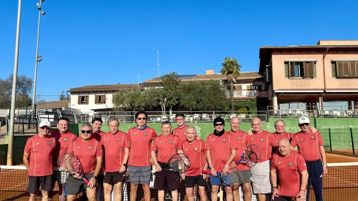 Miquel Llasera, con gorro, posó con sus amigos.