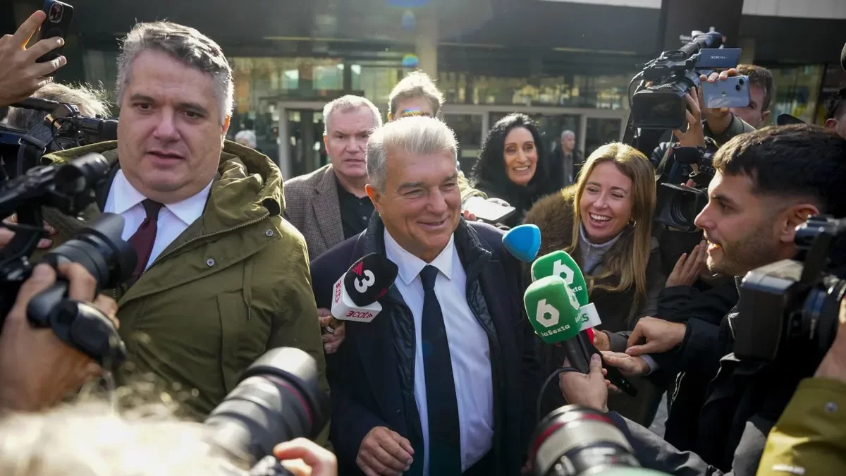 Joan Laporta, rodeado de periodistas, tras salir de los juzgados. - EFE/ ALEJANDRO GARCÍA