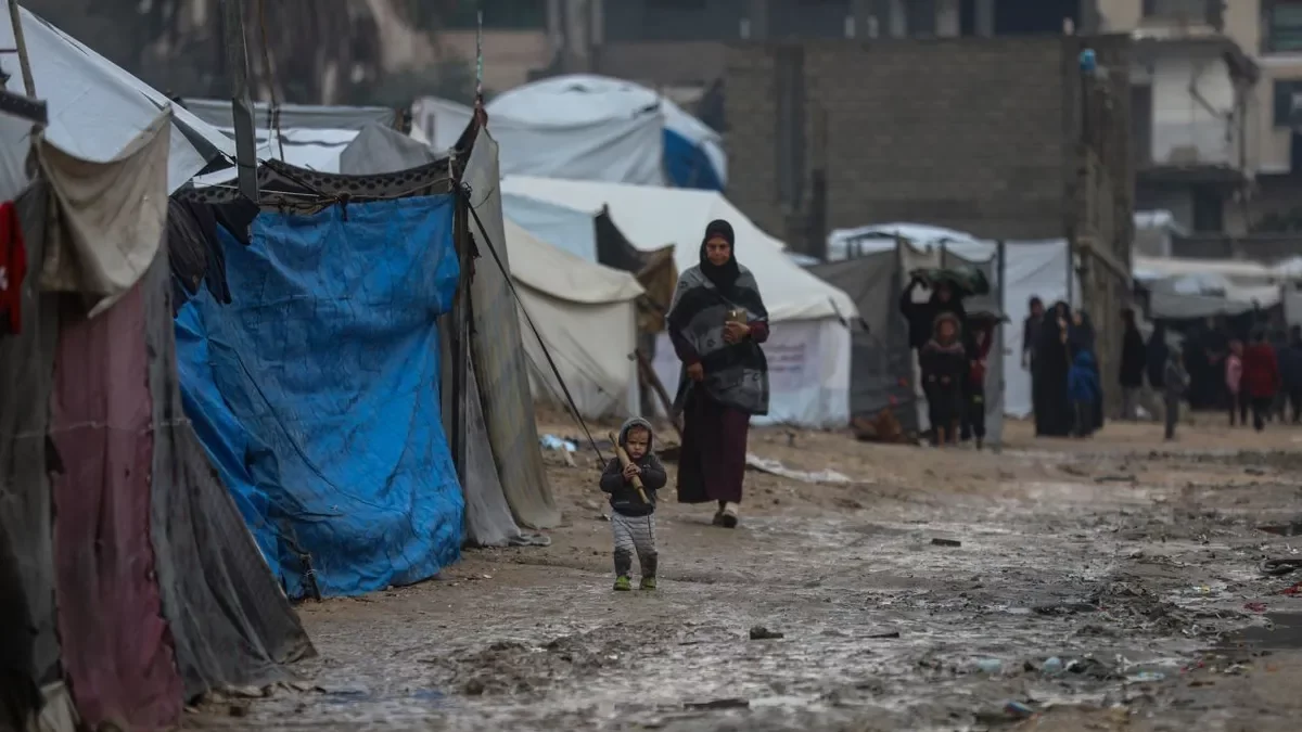 Familias sufren el temporal en ciudad de Gaza. - OMAR ASHTAWY / APA IMAGES VIA ZUMA / DPA