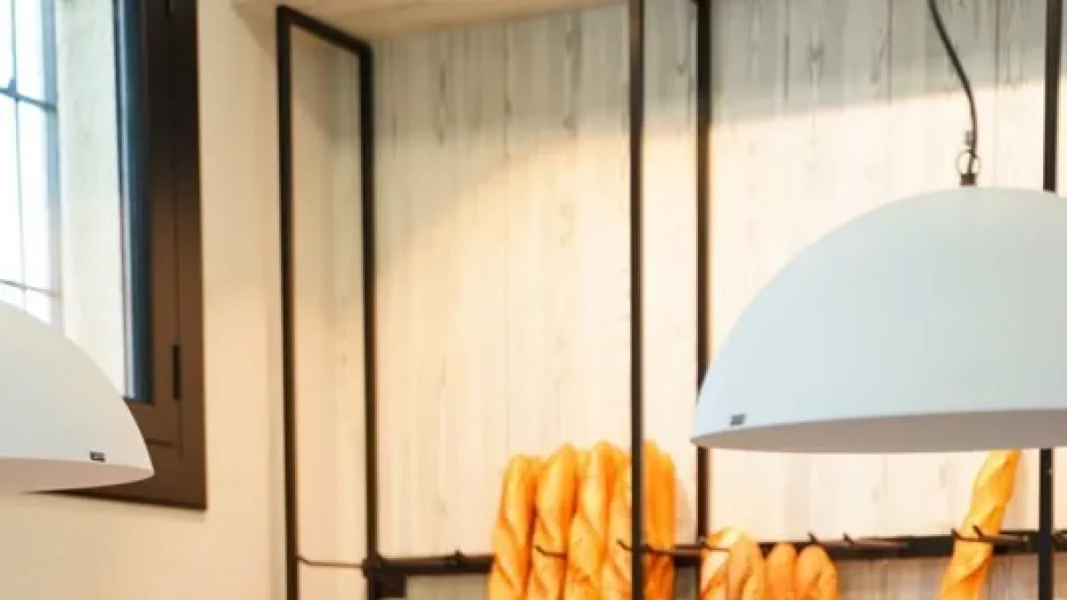 Una de les treballadores d’Inalba, despatxant. - INALBA