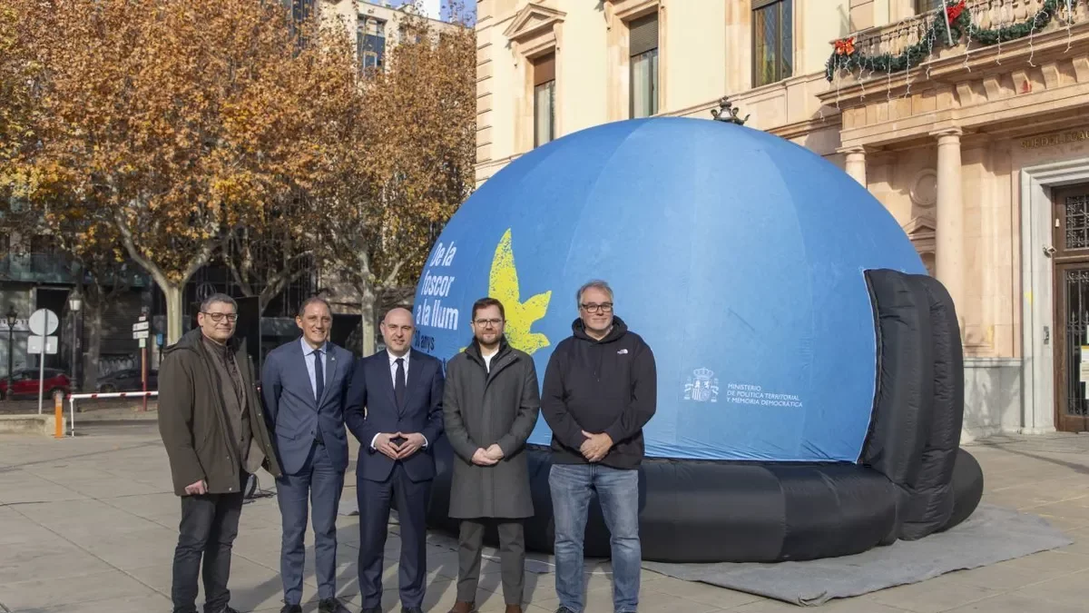 Presentació ahir de la cúpula itinerant davant la subdelegació del Govern a Lleida. - JORDI ECHEVARRIA
