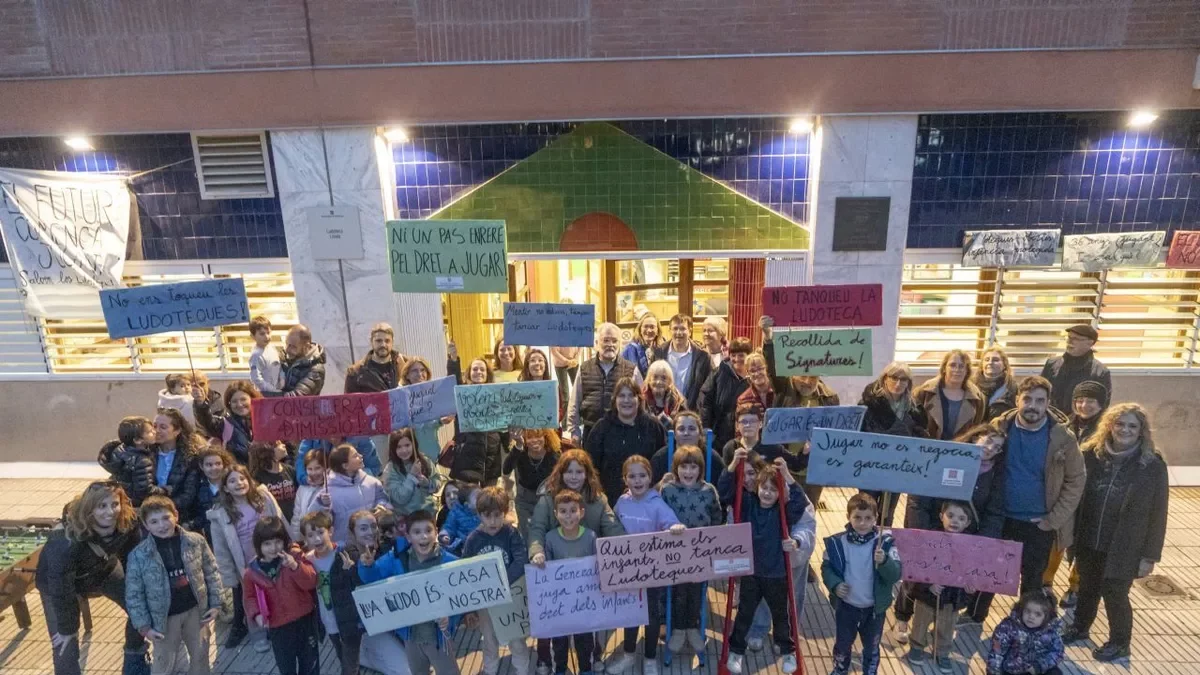 Familias de Joc de la Bola con pancartas en contra del cierre de la ludoteca Arenys del Segre. - PAU PASCUAL PRAT