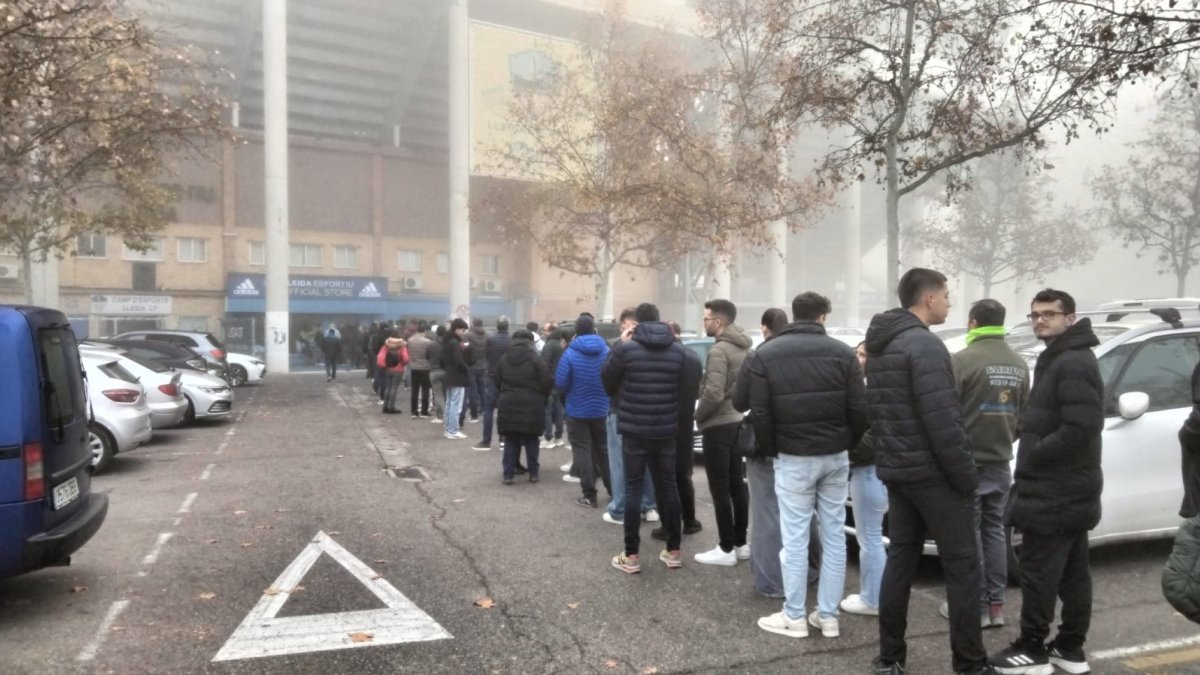 Centenars d'aficionats fan cua per accedir a la botiga del Camp d'Esports.