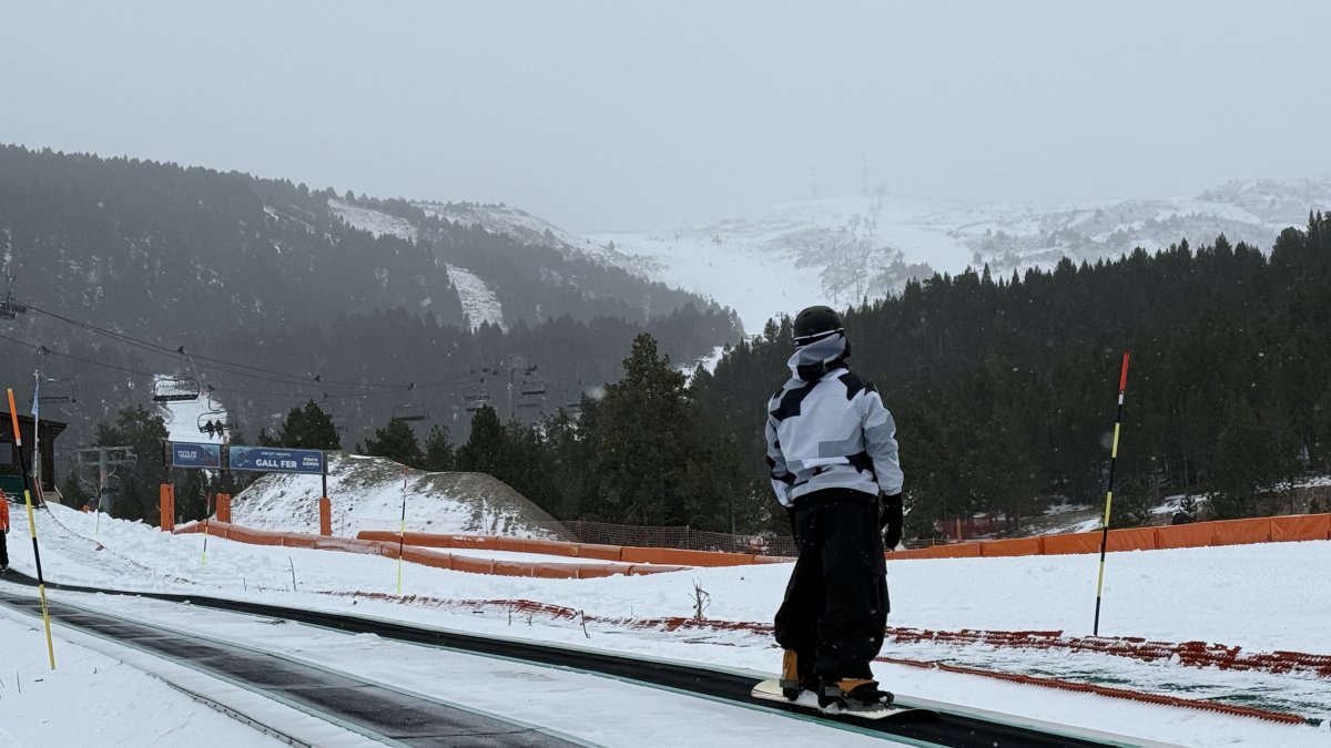 Una persona en una cinta a l'estació de Port Ainé.
