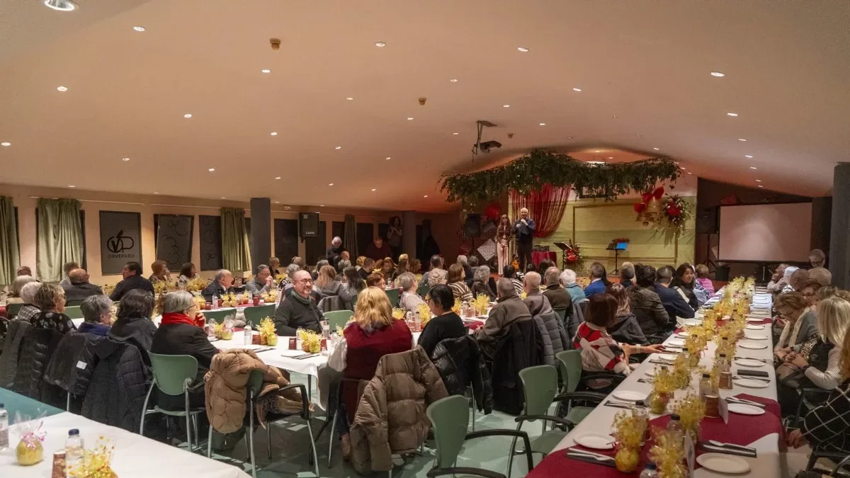 Los vecinos de Orvepard celebran una cena navideña solidaria en el centro cívico - PAU PASCUAL PRAT