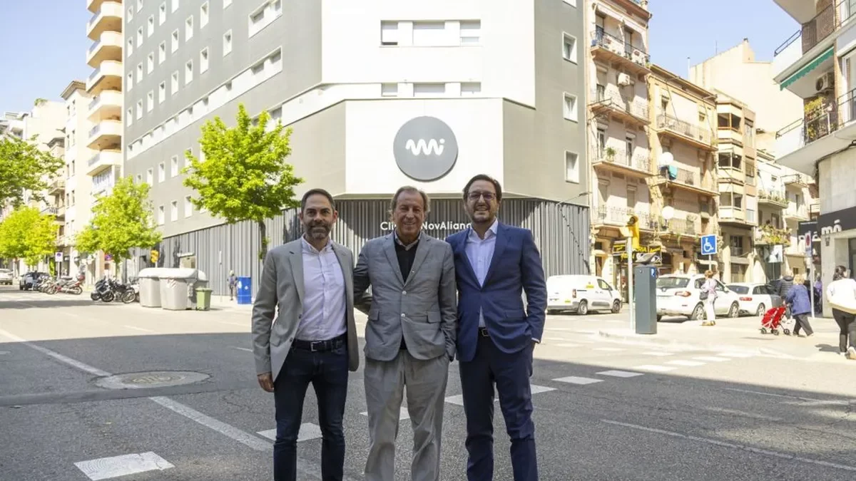 Gabriel Masfurroll (centre), amb el seu fill Gabriel i amb Marc Farrà, gerent de la clínica Mi NovAliança. - JORDI ECHEVARRIA