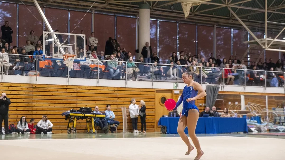 Una gimnasta, ejecutando su ejercicio de suelo. - PAU PASCUAL