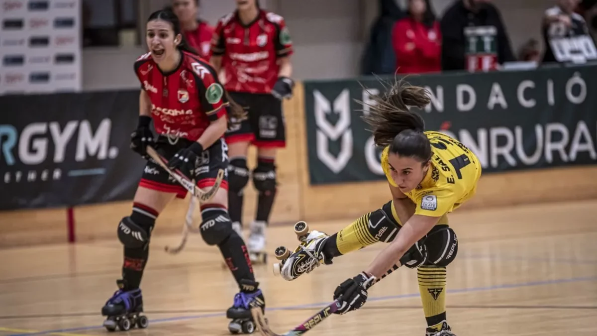 Aina Florena controla una bola ante una jugadora del Telecable Gijón. - ÁREA11