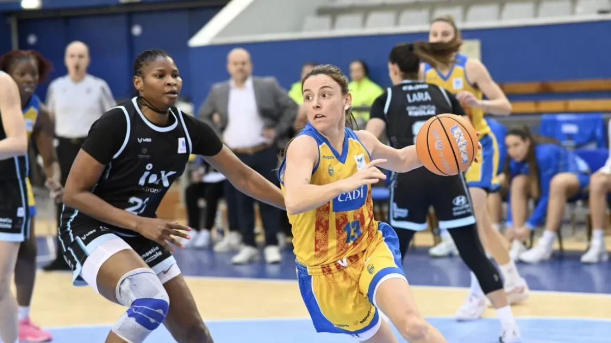 Regina Aguilar intenta avanzar presionada por la pívot Faye. - ÁREA 11