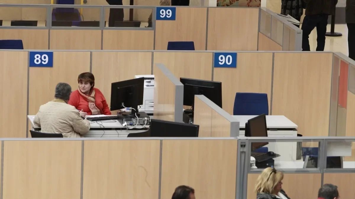 Imatge de treballadors de l’Agència Tributària durant la campanya de la renda. - EUROPA PRESS