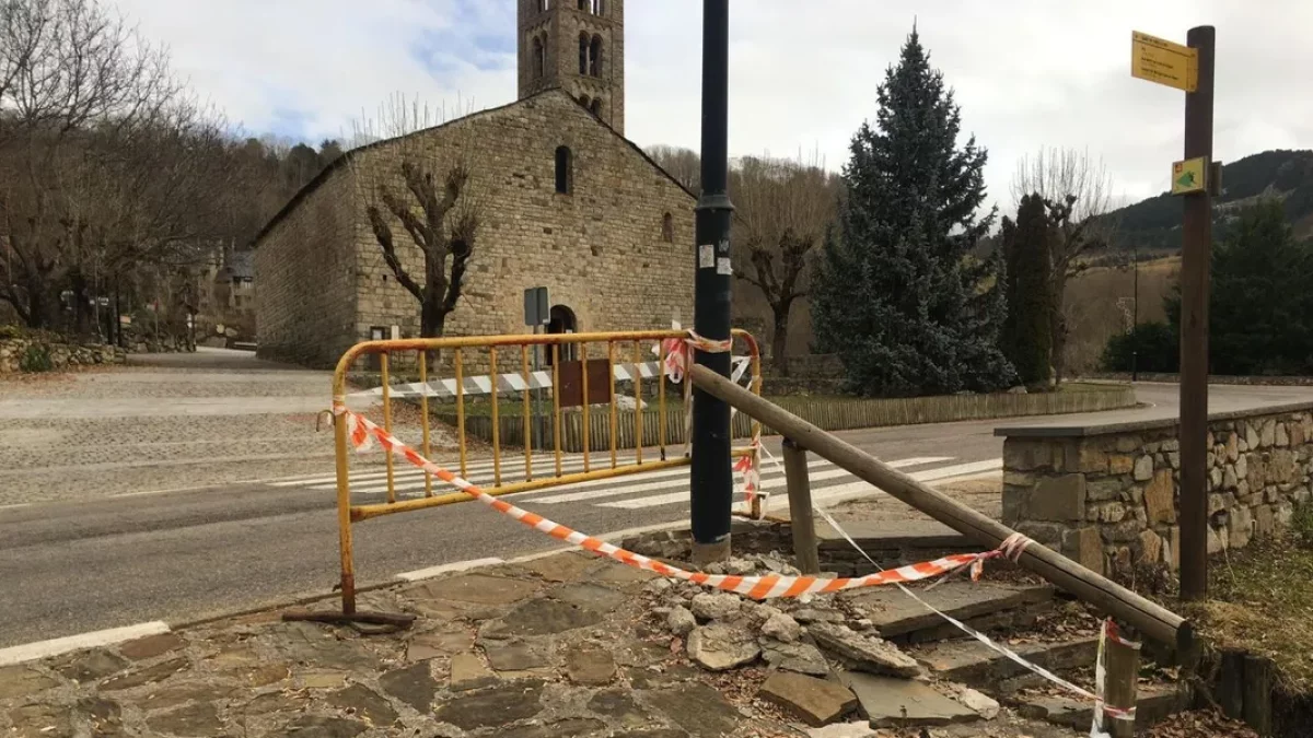 Danys en una vorera al poble de Taüll.
