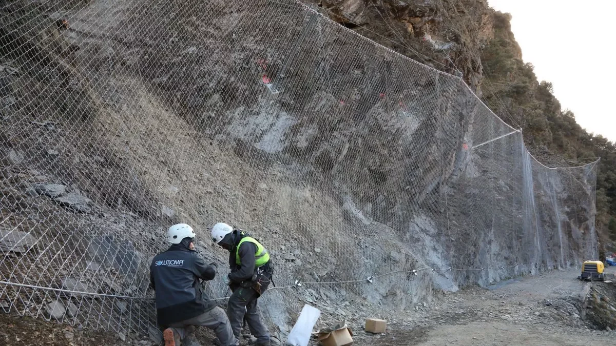 Operarios instalando mallas de protección. - EDGAR ALDANA