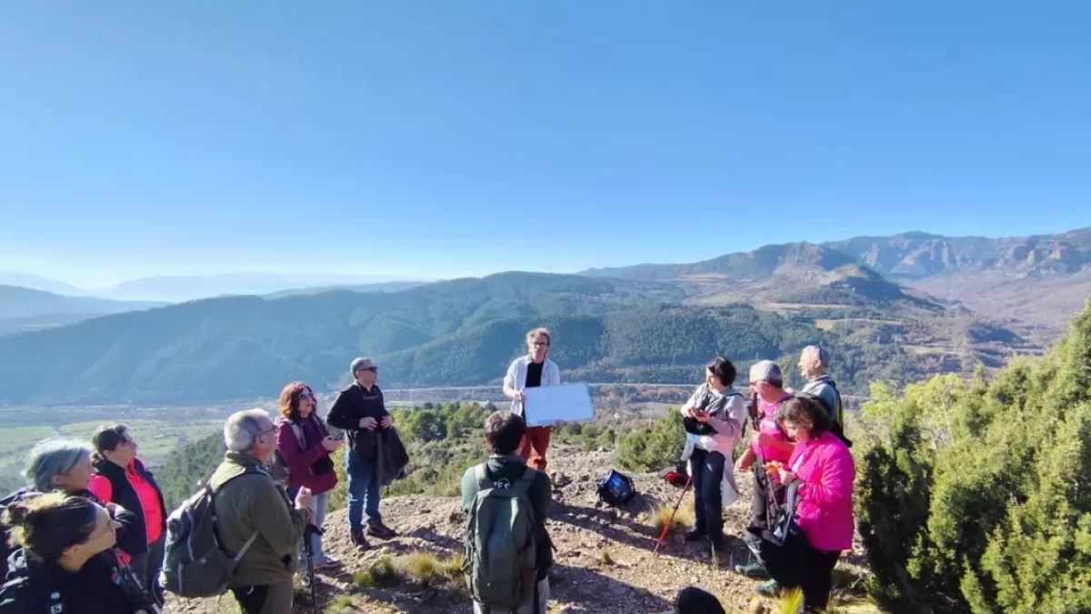 Més de vint persones van participar en la ruta per la Roca Foradada de la Pobla de Segur. - PARC GEOLÒGIC ORÍGENS