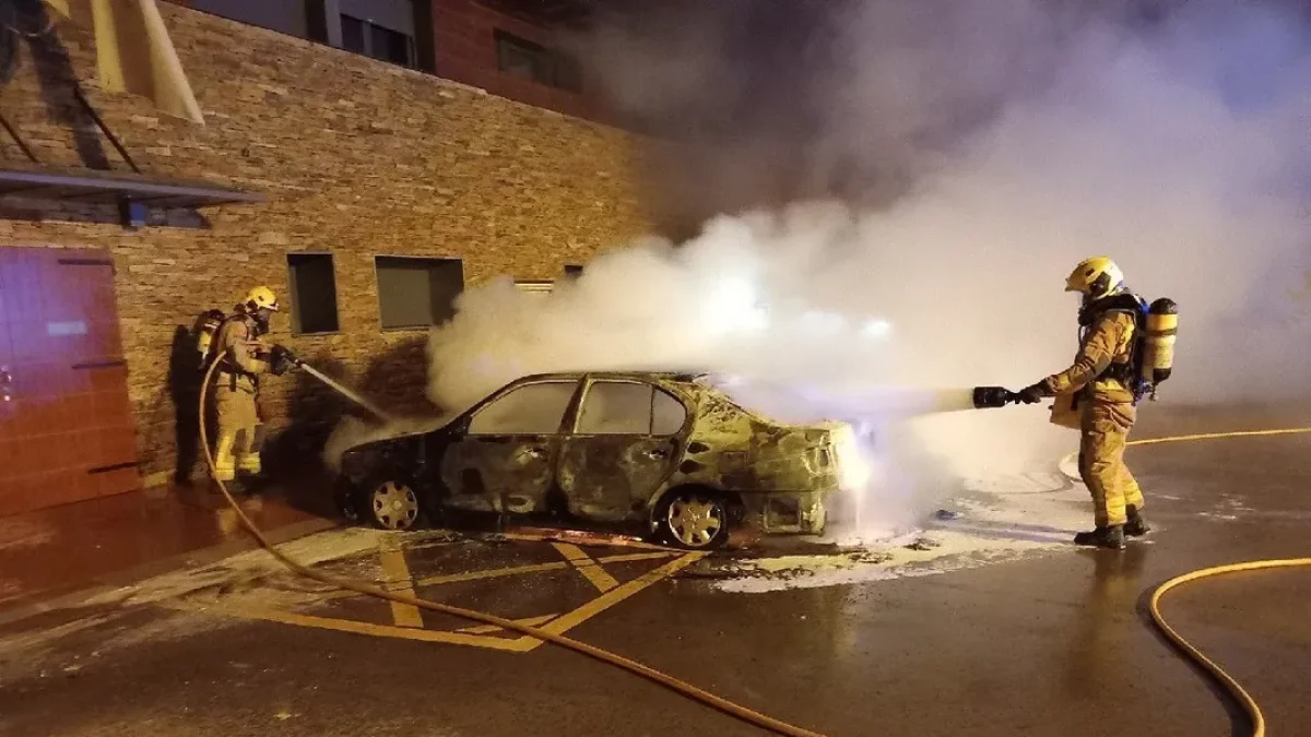 Els Bombers van ser alertats a les 3.57 hores. - BOMBERS