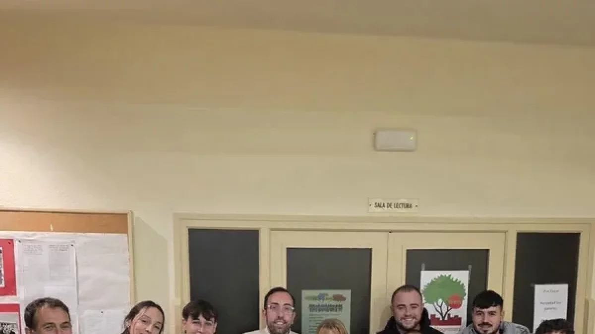 Xavi Palau, con la nueva junta vecinal de Els Mangraners. - PP LLEIDA