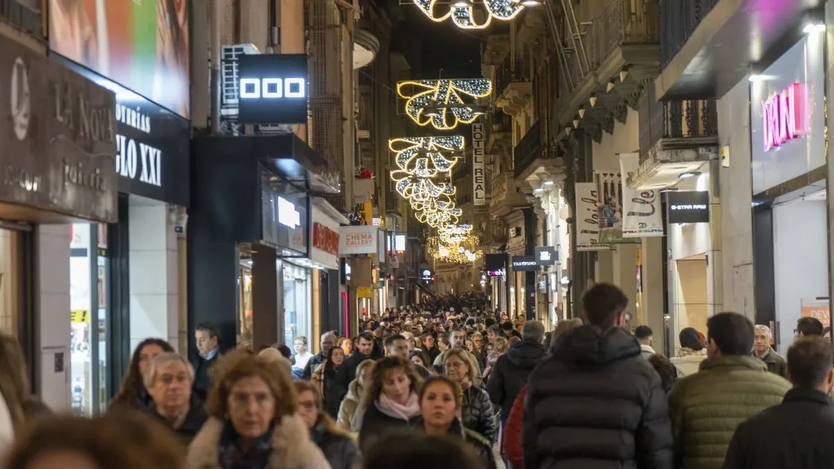 El Eix Comercial se llenó de gente tanto por la mañana como por la tarde. - PAU PASCUAL PRAT