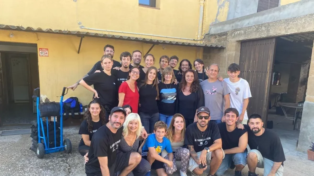 Part de l’elenc i equip tècnic d’‘El sueño de Aylan’, durant el rodatge a Osca l’any passat. - J.B.