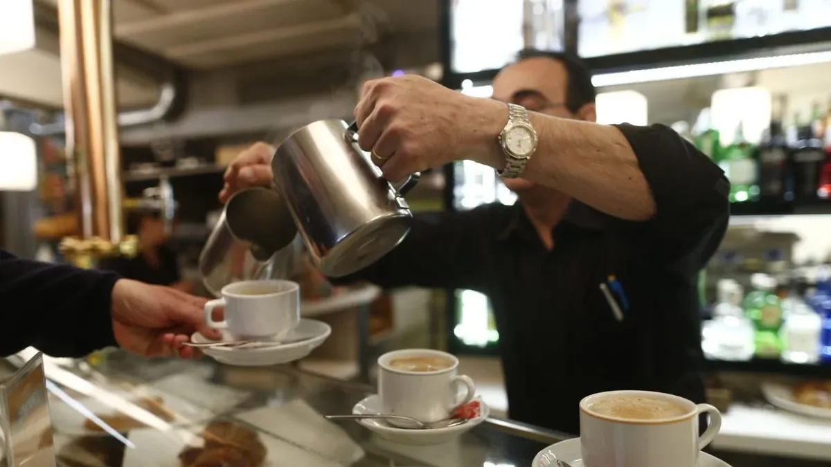 Un professional atén a la barra un petit negoci d’hostaleria. - EUROPA PRESS