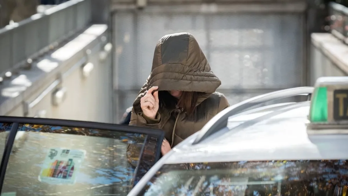 Leire Díez abandonó la Audiencia Nacional cubriéndose la cara con la capucha de su abrigo. - EUROPA PRESS