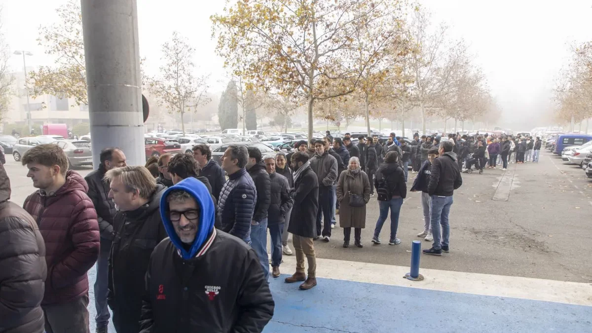 Llargues cues per comprar a la botiga del Lleida CF, ahir als voltants del Camp d’Esports. - JORDI ECHEVARRIA