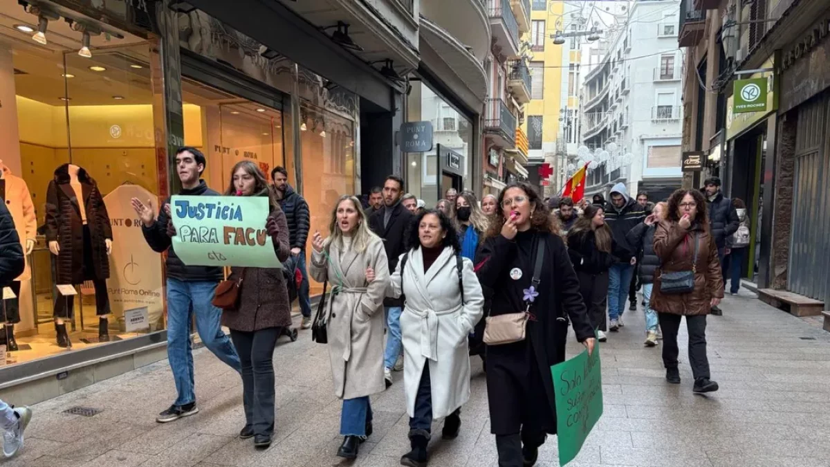 Imagen de la manifestación ayer con las dos hermanas del agredido al frente de la marcha. - A. GUERRERO