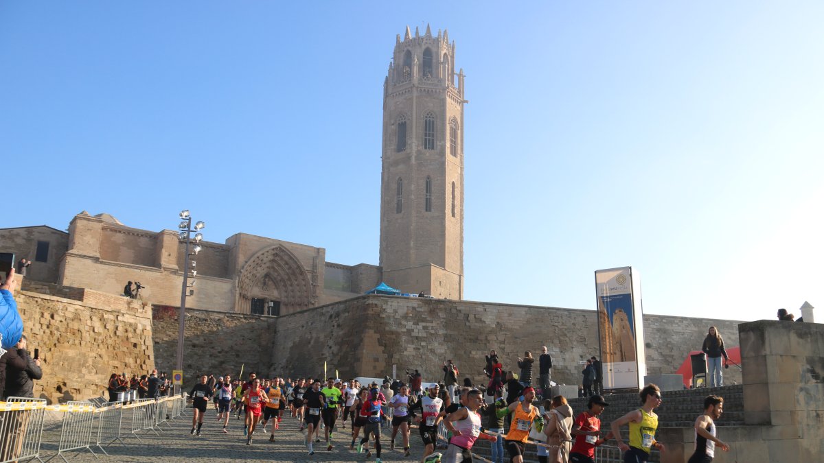 Participantes de la carrera en la Seu Vella.