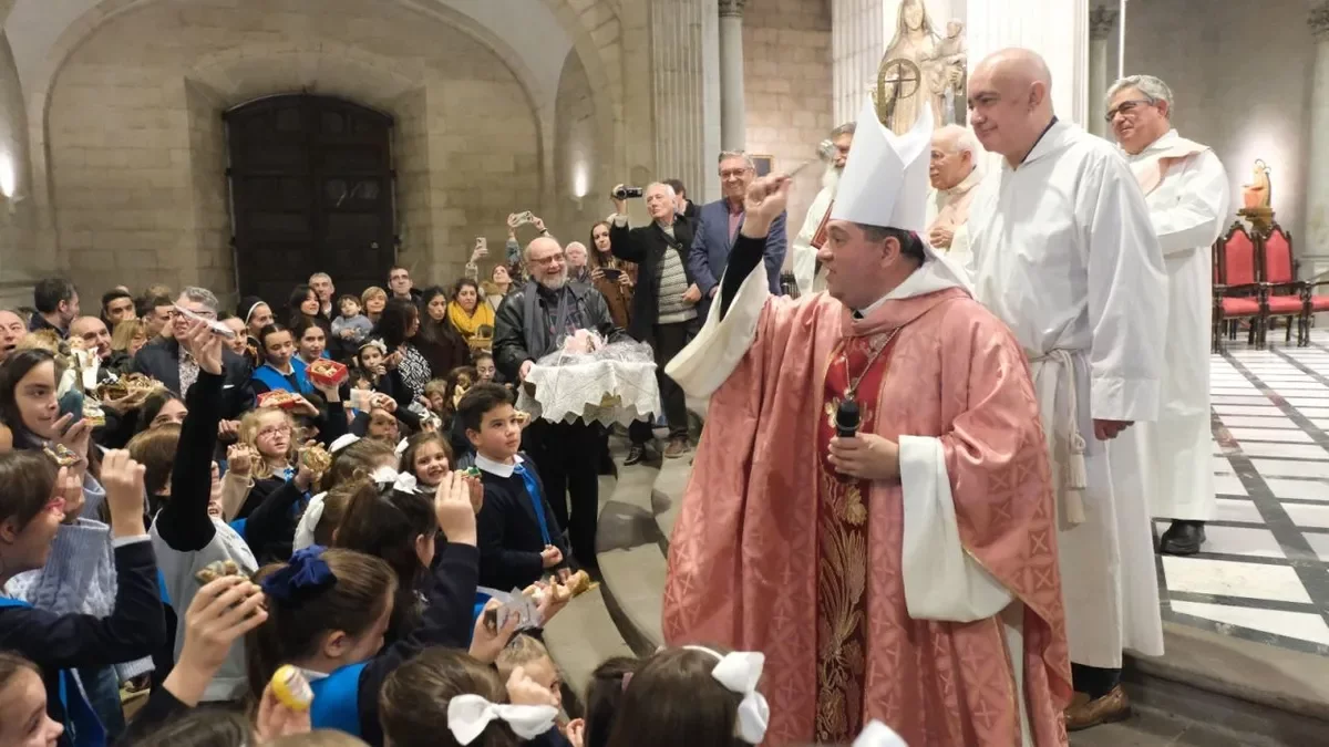 El obispo de Lleida, Daniel Palau, hizo ayer su primera bendición de los ‘Jesusets’. - AGRUPACIÓ ILERDENCA DE PESSEBRISTES
