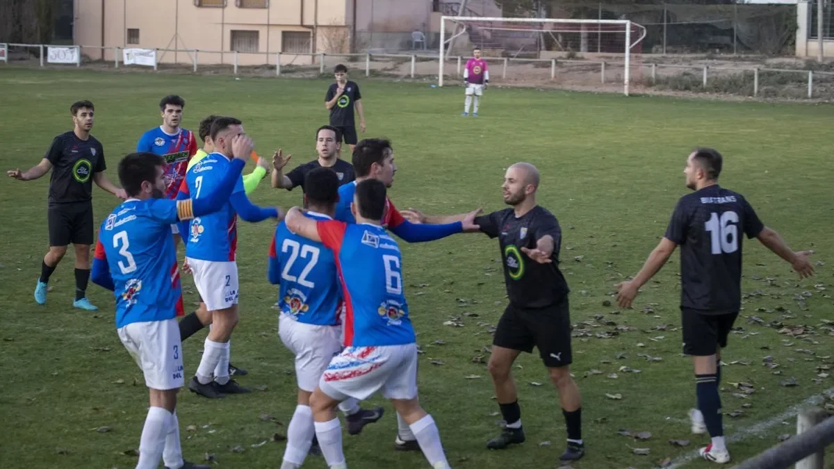 Los jugadores de ambos equipos discutiendo tras la roja a un jugador del Ponts - LAIA PEDRÓS