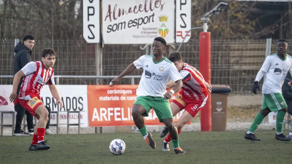 Argelich trata de alcanzar a su rival, que avanza con el balón. - PAU PASCUAL