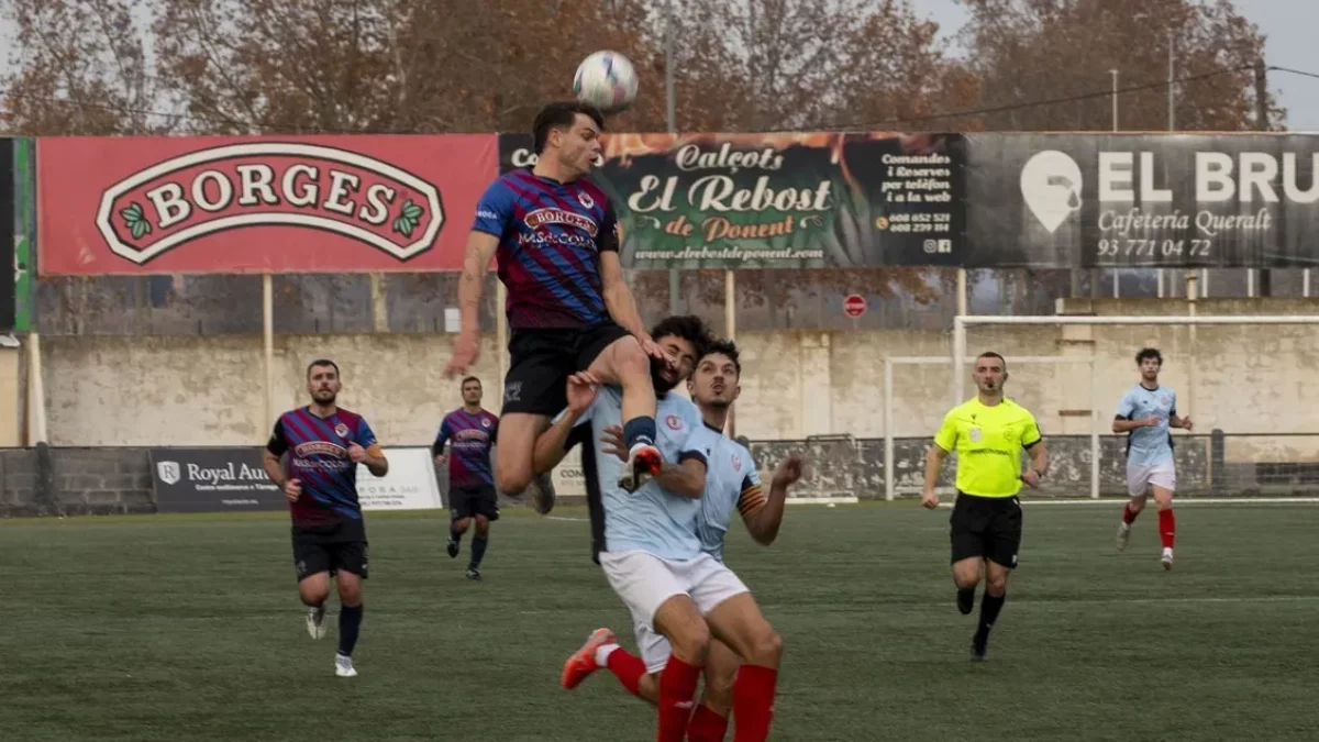 Un jugador del Tàrrega saltant per sobre d’un rival. - LAIA PEDRÓS