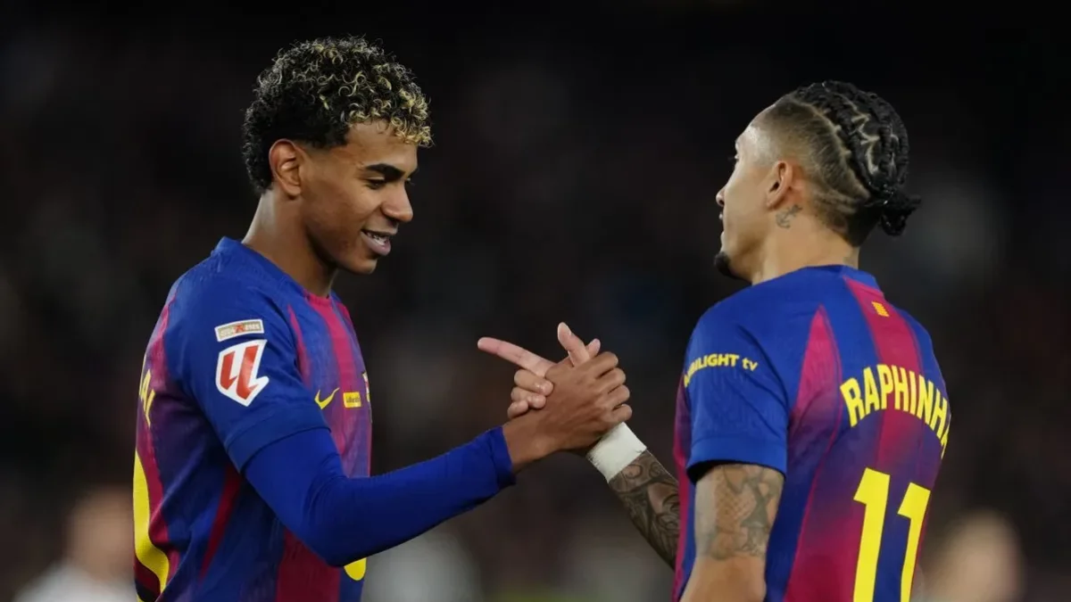 Lamine Yamal y Raphinha celebran uno de los goles del Barça ante Osasuna. - EFE