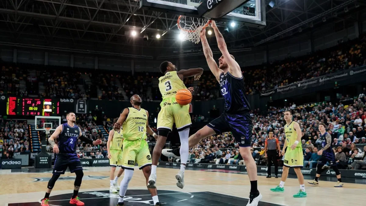 Nadie pudo parar ayer a Hlinason, el mejor reboteador de la Liga. - ACB PHOTO/AITOR ARRIZABALAGA