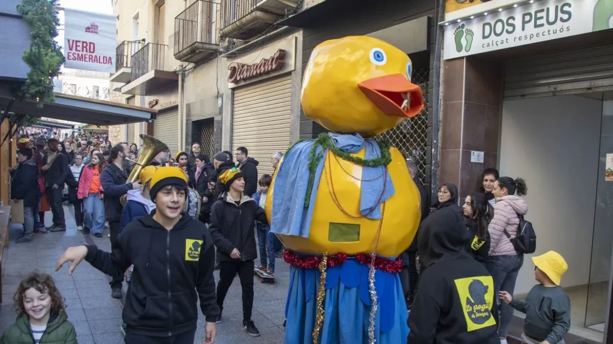 Lo Groguet desfiló ayer por el centro comercial con la música dels Grallers de la Barra. - LAIA PEDRÓS