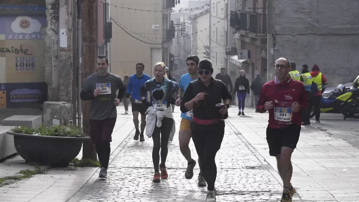 Los atletas, nada más tomar la salida, con la Seu Vella al fondo a la que volverán después de 10 kilómetros. - SANTI IGLESIAS