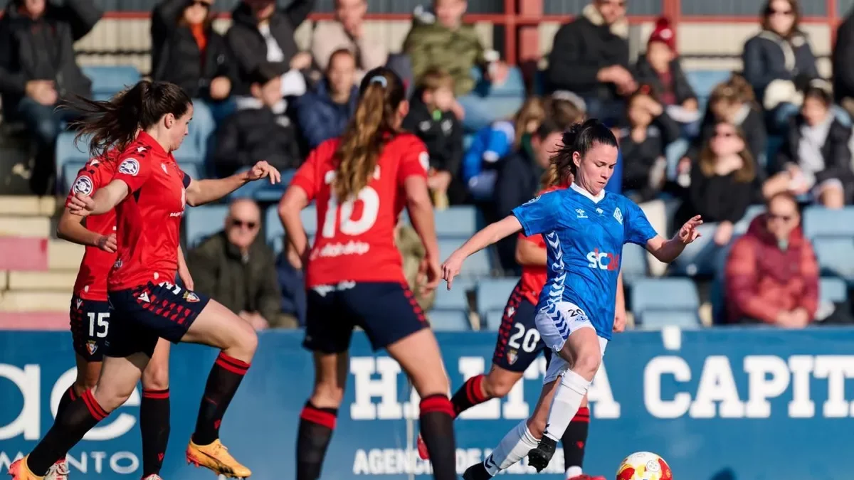 Marta Charle conduce un balón perseguida por varias jugadoras del Osasuna durante el partido de ayer en Tajonar. - DANIEL FERNÁNDEZ