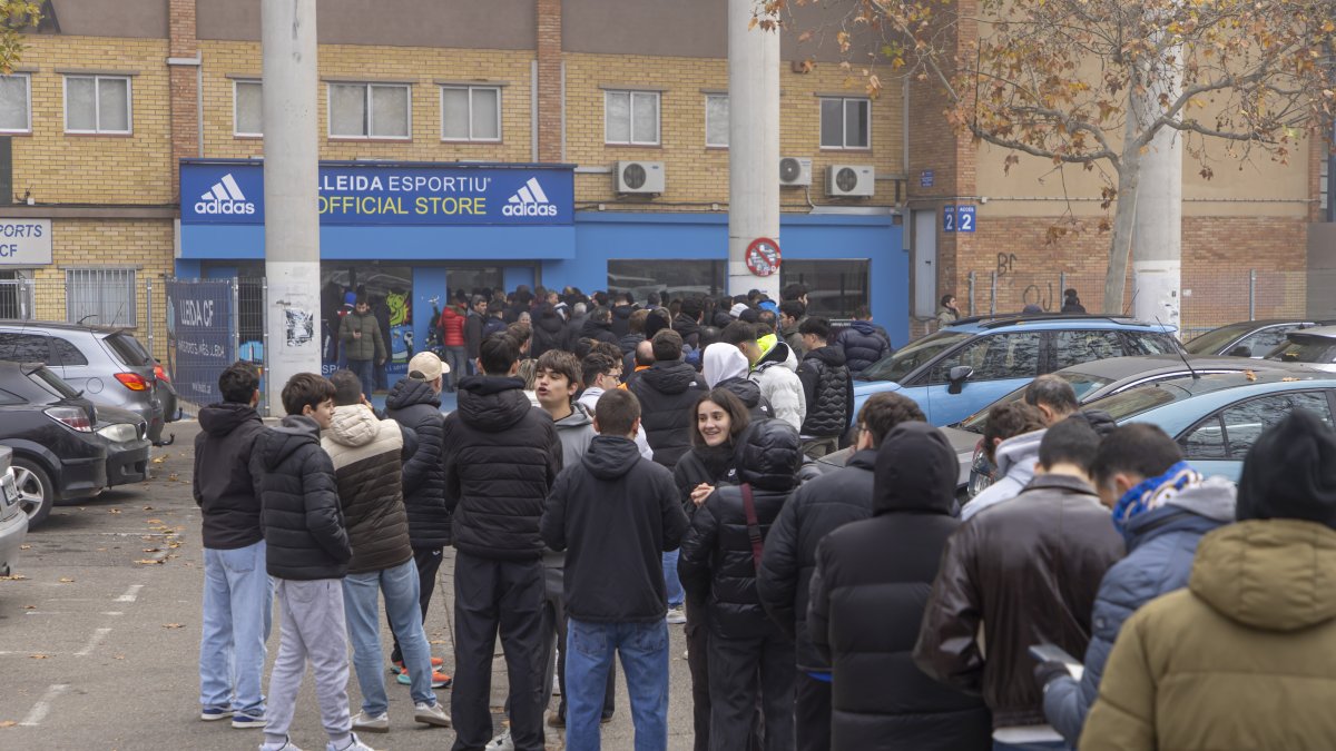 Centenars d'aficionats fan cua per fer-se amb productes 'vintage' de la UE Lleida
