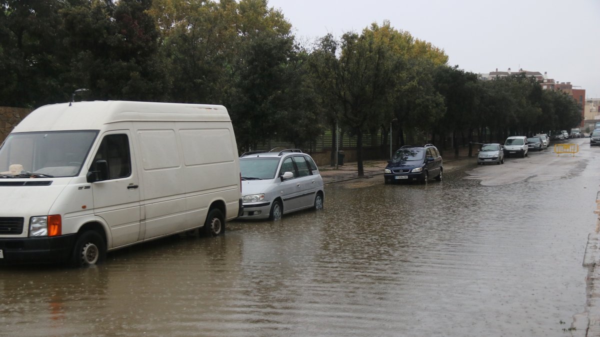 Una calle de Amposta inundada durante el temporal de lluvias de septiembre.