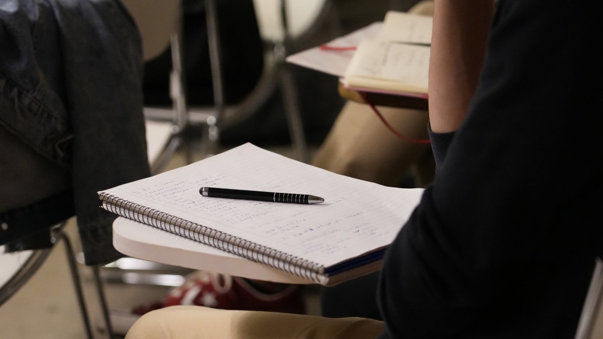 Un alumne estudiant català en una classe del Consorci per a la Normalització Lingüística.