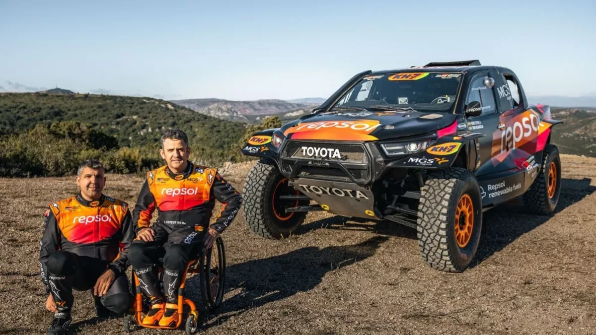 Txema Villalobos i Isidre Esteve, al costat del vehicle per al Dakar. - MEDIAGE.ES